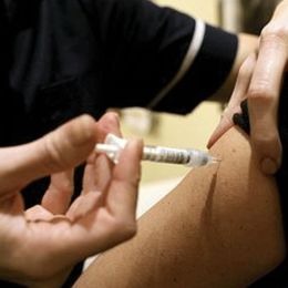 O eleva din Marea Britanie a paralizat la scurt timp dupa ce s-a vaccinat contra cancerului de col