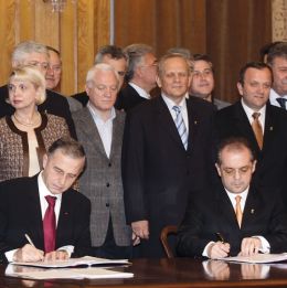 De ce s-a retras Stolojan? Posibilele motive ale demisiei premierului desemnat