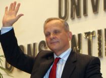 Theodor Stolojan s-a retras ca protest la guvernul impus de Basescu