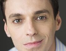 Mircea Badea isi arunca pantofii in Basescu, dupa modelul jurnalistului care l-a luat la tinta pe Bush - VIDEO