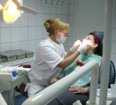 Jumatate dintre romani risca sa-si piarda dintii inainte de 45 de ani