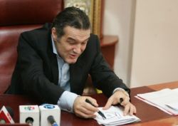 Becali resimte criza: Fara nici o oferta concreta din vest, Radoi vandut la arabii de la Al-Hilal