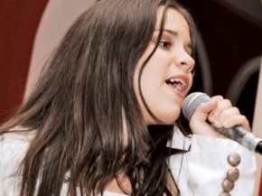 Sanziana Niculae, Shakira din Urziceni, face furori pe Youtube - VIDEO