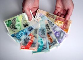 Euro a atins un nou maxim istoric: 4,3025 de lei