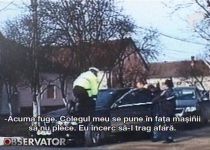 Cascadorie la Arad. Un politist s-a urcat pe capota masinii pentru a-l opri pe sofer