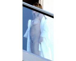 Actrita Naomi Watts goala la balcon