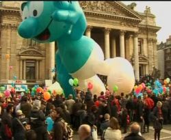 Carnaval cu baloane uriase sub forma de strumfi, la Bruxelles