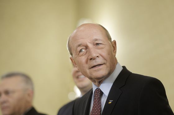 Imaginea articolului Băsescu menţine suspansul asupra candidaturii sale: Parcă mi-e aşa să îmi sfârşesc cariera tot cu valiza-n mână