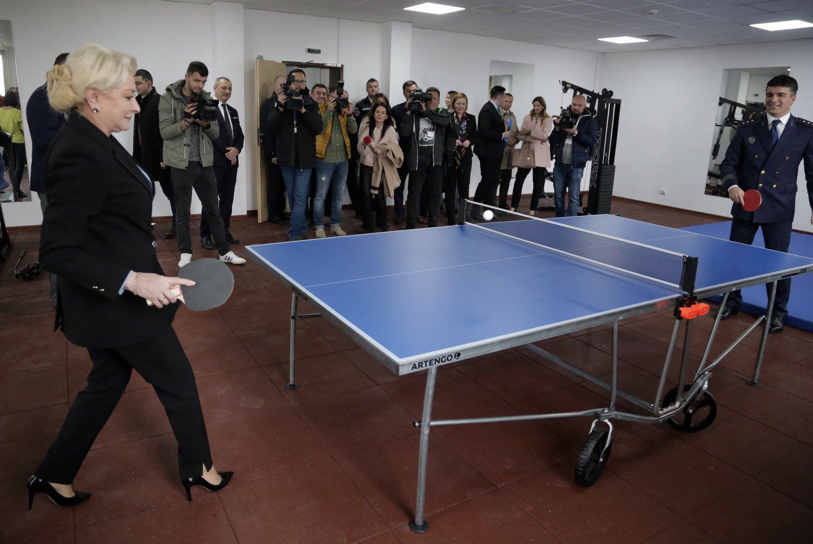 Viorica Dancila, ipostaza RUSINOASA! Ce a facut, pe TOCURI, in timpul unui eveniment! A starnit HOHOTE de ras