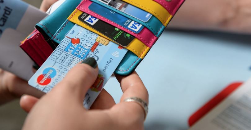 Romanii care au carduri la aceasta banca nu mai pot scoate banii. Ce se intampla cu conturile lor