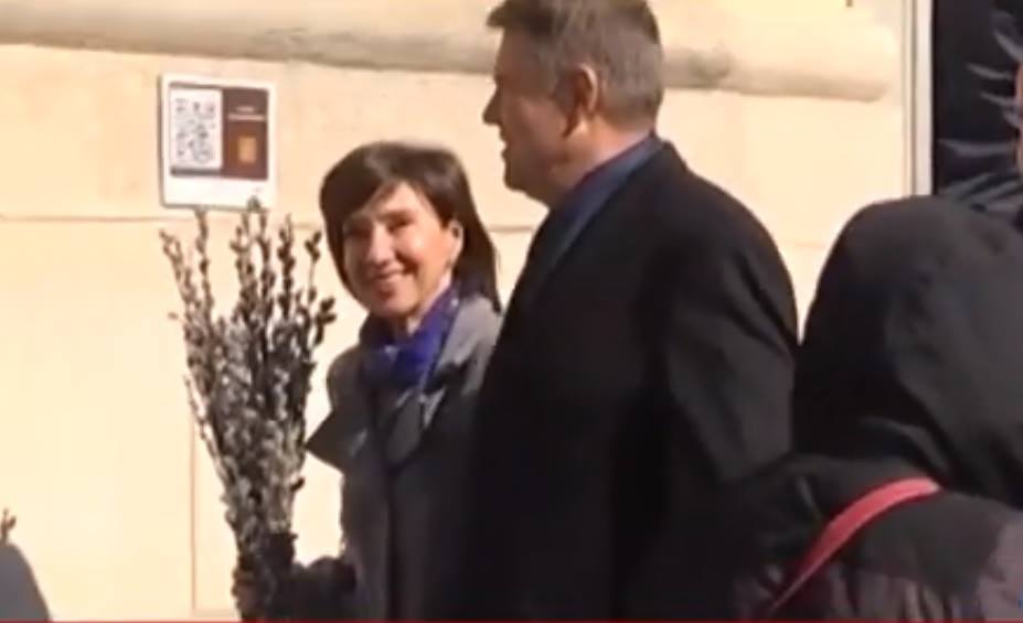 Cum a aparut Carmen Iohannis la slujba de Florii! Credinciosilor nu le-a venit sa creada