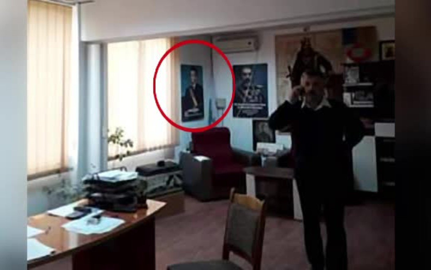 Primarul cu tabloul cu Ceaușescu în birou, de negăsit pentru explicații. Ce spune legea