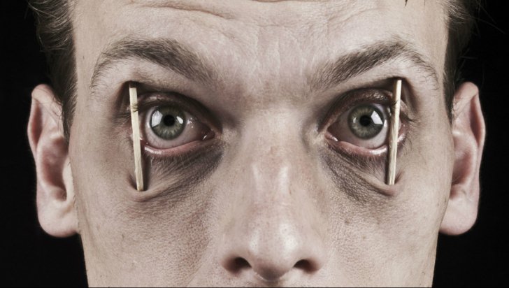 Un cuplu din Piteşti, căutat de poliţie. Ce au făcut cei doi în scara unui bloc