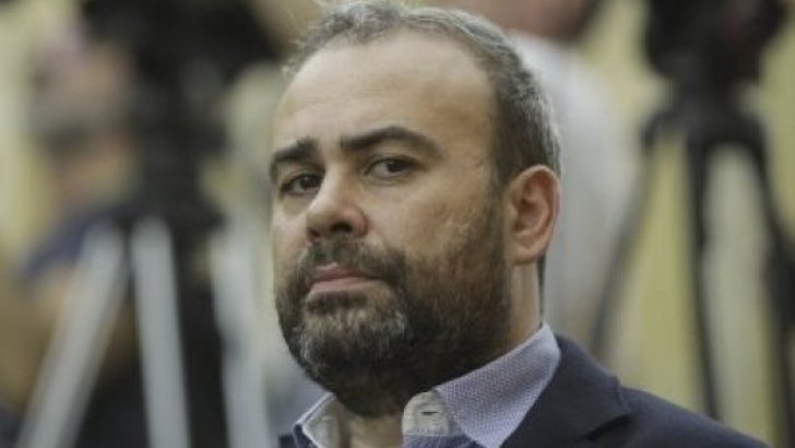  Mărturia elevei care a fost tunsă de o colegă, în clasă. Și-au bătut joc de fata mea