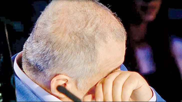 O tânără care zbura cu avionul a încremenit când s-a uitat sub scaun. "Am început să plâng"