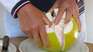 Cum se curăţă corect un POMELO