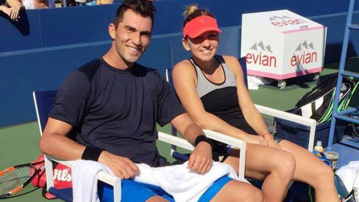 O tânără care zbura cu avionul a încremenit când s-a uitat sub scaun. "Am început să plâng"