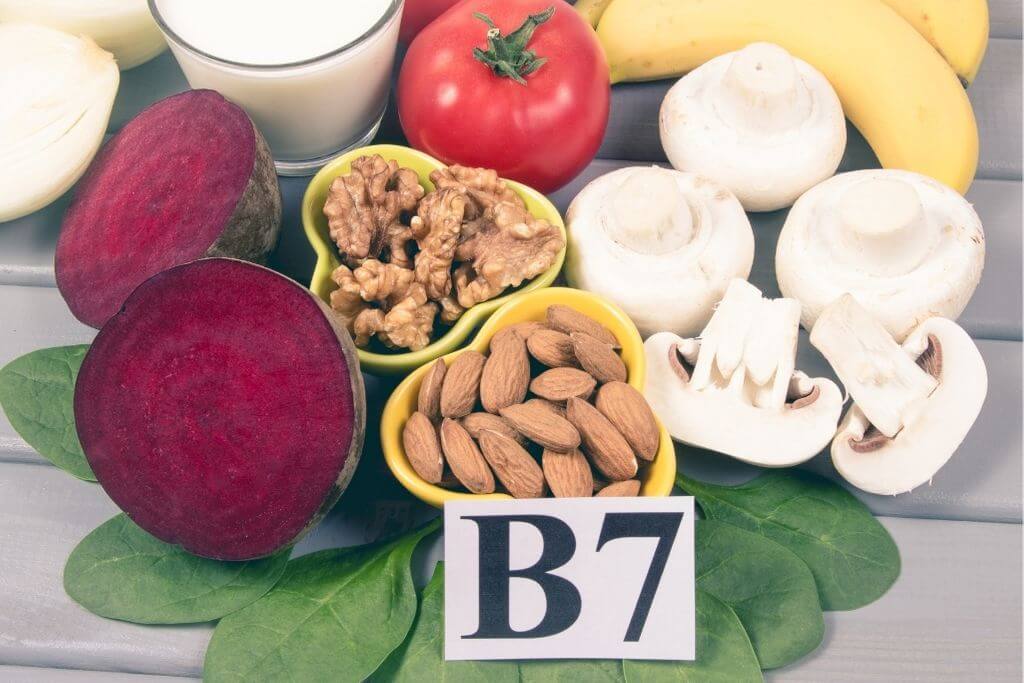 Una dintre vitaminele cu roluri multiple este biotina, care face parte din categoria vitaminelor ce susțin frumusețea părului, pielii și unghiilor, dar este și o parte vitală a sănătății organismului, având un rol esențial în buna funcționare a sistemului nervos, tractului digestiv și metabolismului, aducând, de asemenea, un aport de energie.