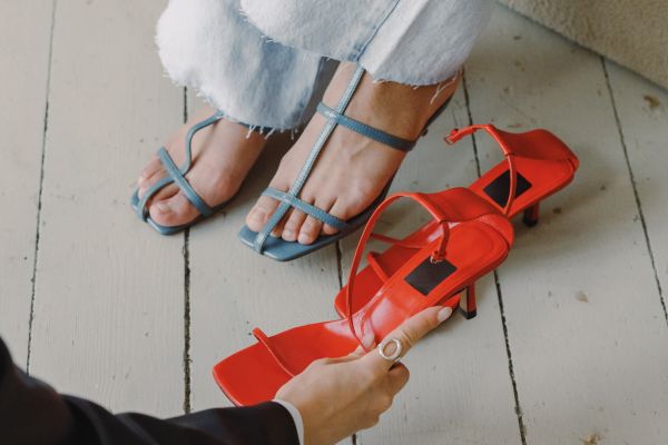 De ce încălțămintea second-hand merită atenția ta?