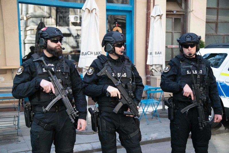 fanatik.ro: Cum arată palatul în care ucigașii de la Padina au fost trimiși în arest la domiciliu. Alex Velea, oficial pe lista martorilor