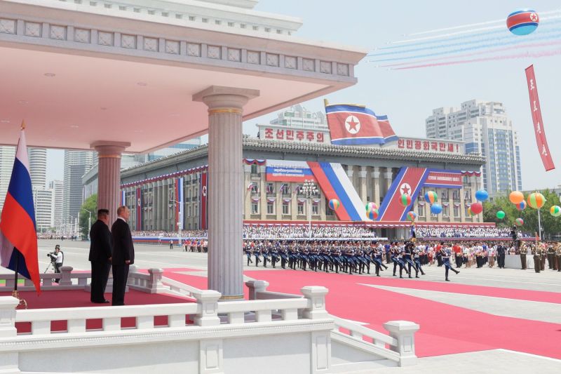 FOTO. Cadoul luxos făcut de Vladimir Putin prietenului Kim Jong Un, în timpul vizitei la Phenian