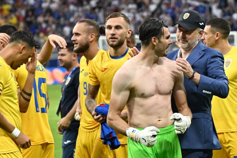 Fotbalistii romani Adrian Rus, George Puşcaş, Denis Drăguş, Florin Niță si Edward Iordanescu se bucura pentru calificarea de pe primul loc in grupa dupa meciul de fotbal dintre Slovacia si Romania, contand pentru UEFA EURO 2024, desfasurat pe Frankfurt Arena din Frankfurt, miercuri 26 iunie 2024. © FOTO: SPORT PICTURES via GOLAZOR.ro