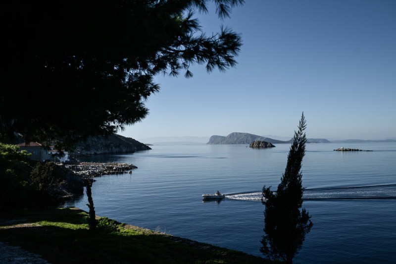 Toți membrii echipajului iahtului de pe care au fost lansate artificiile ce au cauzat focul de pe insula Hydra, inclusiv căpitanul, acuzați de incendiere premeditată