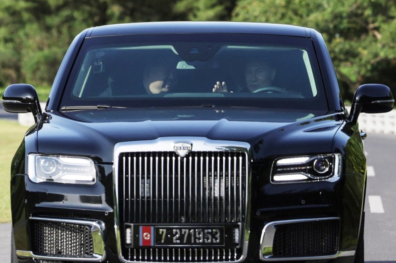 VIDEO Putin, șoferul lui Kim Jong Un în limuzina făcută cadou liderului nord-coreean