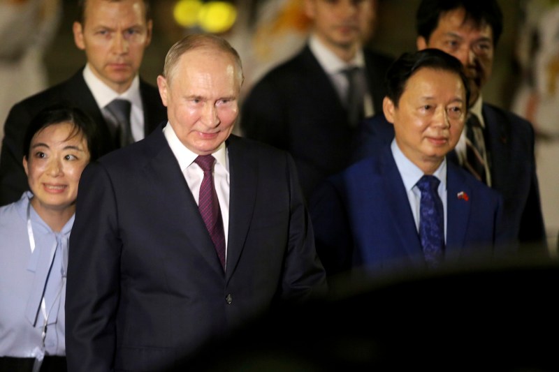 Vladimir Putin a ajuns în Vietnam, pentru o vizită de stat