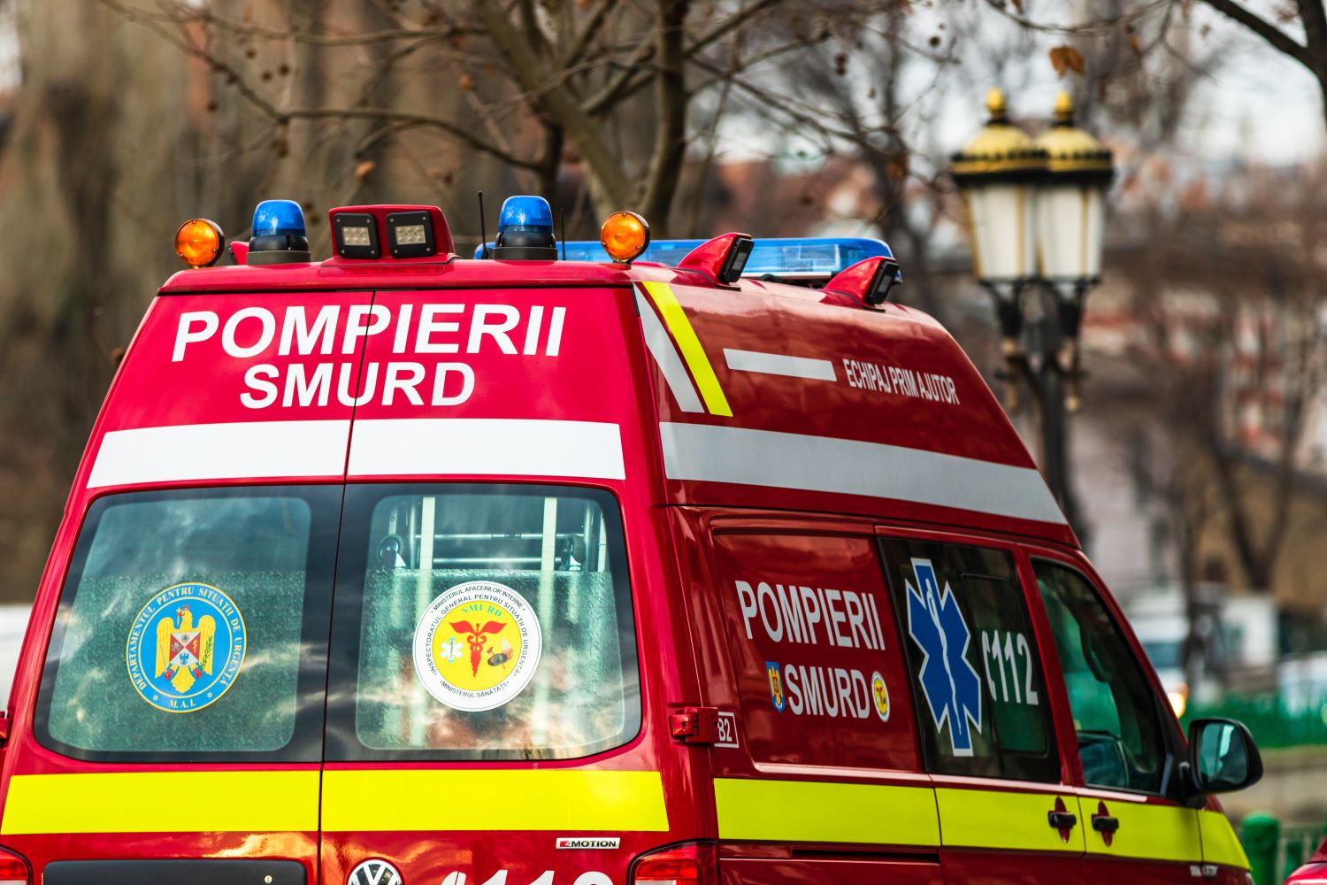O mașină a căzut 300 de metri în prăpastie și a luat foc. Un bărbat, găsit mort la 50 de metri de autoturism