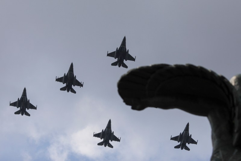 Avioane de vânătoare pe cerul Capitalei. De ce zboară formații de avioane și elicoptere militare peste București în aceste zile