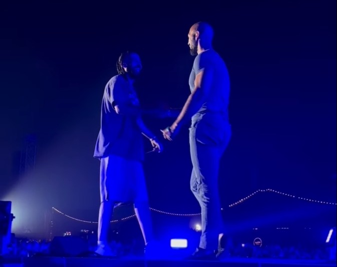 O nouă controversă la festivalul „Beach, Please!”. Andrew Tate, judecat pentru viol și trafic de persoane, chemat pe scenă de un rapper american pentru un moment cu manele