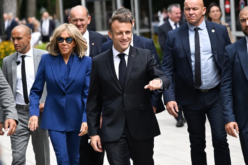 Prima reacție a Palatului Élysée, după surpriza de la alegeri: Emmanuel Macron îndeamnă la „prudență”, dar afirmă că „va respecta alegerea poporului”