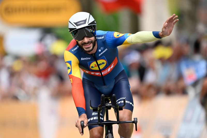 VIDEO Ciclist francez, amendat amendat pentru că s-a oprit să-și sărute soția în timpul Turului Franței: „Sunt dispus să plătesc în fiecare zi și să trăiesc din nou acest moment”