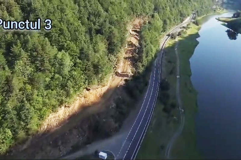 VIDEO Imagini din dronă. Cum arată acum, la trei zile de la începere, defrișările de pe Valea Oltului care au blocat traficul pe DN7