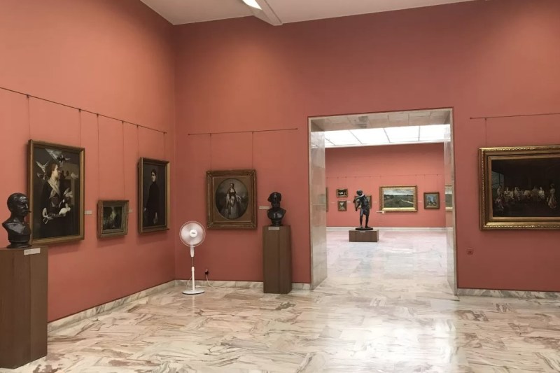 Evantaie și ventilatoare, noi ”echipamente de climatizare” în Galeria de Artă Românească Modernă a MNAR