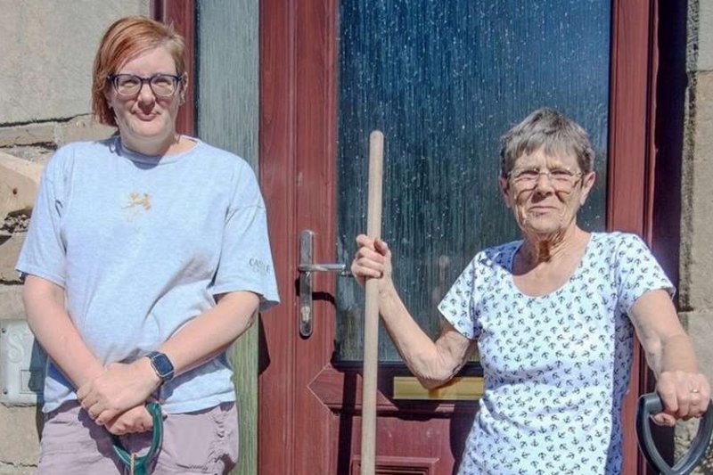 O pensionară a stârnit nemulțumirea autorităților după ce a început să astupe o groapă de pe strada din fața casei sale