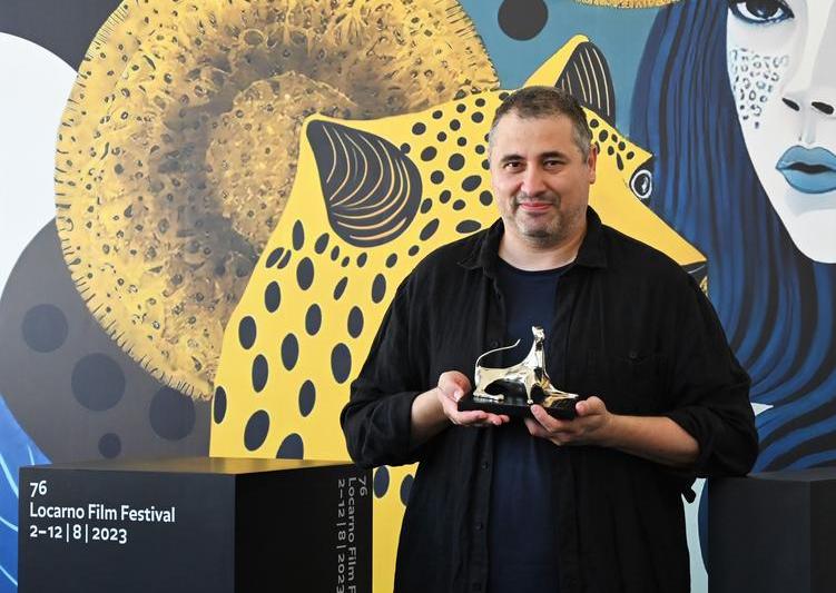 Radu Jude cu Leopardul de argint pe care i l-a adus noul sau film, Foto: ipa-agency.net / Shutterstock Editorial / Profimedia