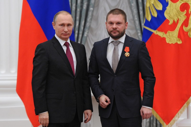 Președintele rus Vladimir Putin i-a oferit oferă o medalie propagandistului Evgeniy Poddubnyîn timpul unei ceremonii de premiere la Kremlin în Moscova, Rusia, joi, 10 decembrie 2015. Foto: Klimentyev / AP / Profimedia