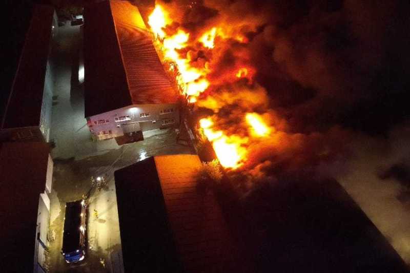 Un incediu puternic a izbucnit la un depozit din Afumați / 18 autospeciale de stingere sunt la fața locului