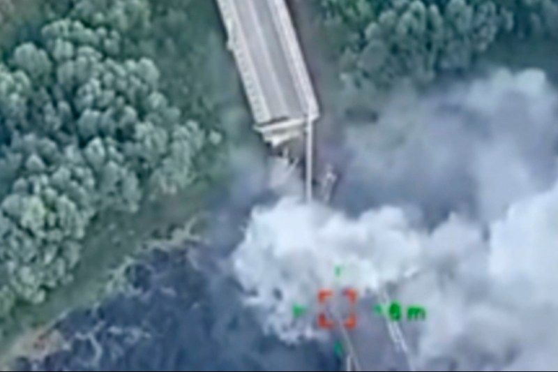 Biroul de presă al Ministerului Ucrainean al Apărării a furnizat o imagine cu importantul pod din punct de vedere strategic peste râul Seim în care se vede că distrus de trupele ucrainene în timp ce își continuă incursiunea în regiunea Kursk, Rusia. Podul a fost folosit de către Kremlin să-și aprovizioneze trupele și distrugerea acestuia le-ar putea împiedica eforturile / FOTO Ukrainian Defence Ministry Press Office via AP / AP / Profimedia