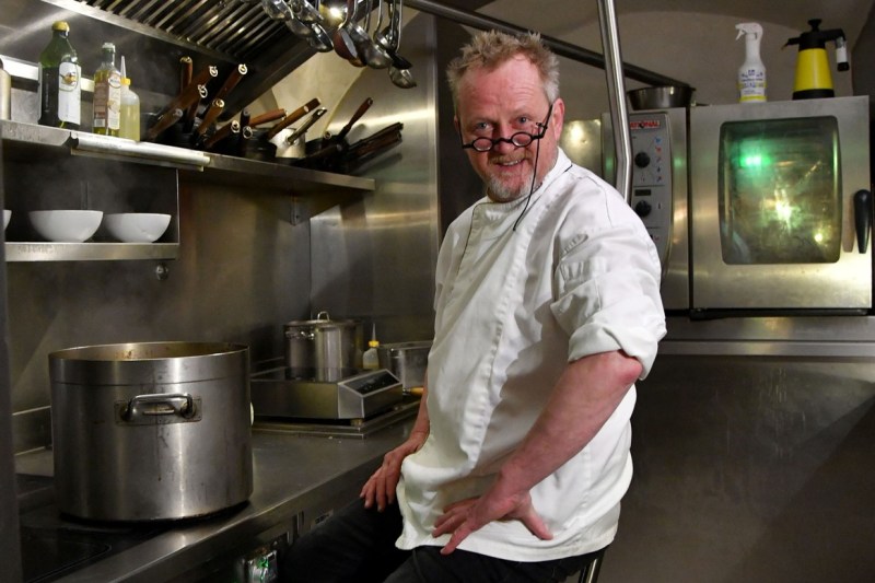 VIDEO Remarcabila poveste a chefului care „plutește” în bucătărie. „Toți experții mi-au zis că nu o să mai pot lucra din picioare”