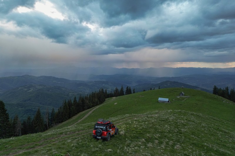 VIDEO Turiști blocați în Masivul Făgăraș, după ce o viitură a rupt drumul spre Vârful Moldoveanu