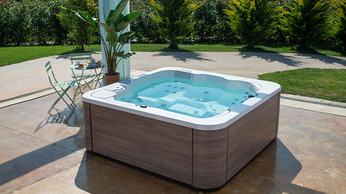 Iată de ce să îți instalezi un jacuzzi pe terasă: 5 motive pentru a te bucura de propriul centru de wellness