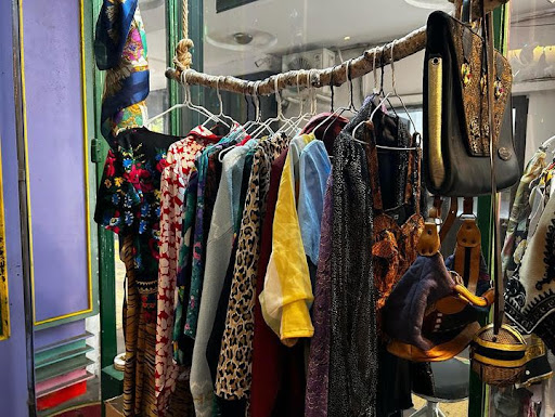 Fascinanta transformare a pieței de haine second-hand din România, de la soluția săracului, la hainele de firmă „pre-loved”