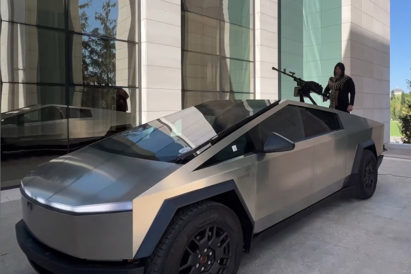 Ramzan Kadîrov și mașina Tesla Cybertruck pe care susține că a primit-o cadou de la Elon Musk. Acum, liderul cecen îl acuză pe CEO-ul Tesla că a dezactivat autovehiculul electric / FOTO: Handout/Kadyrov 95 / Zuma Press / Profimedia