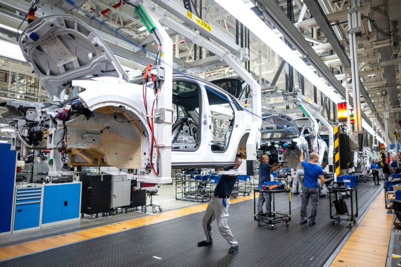 „Acesta este planul”: Volkswagen vrea să închidă cel puțin trei uzine din Germania și să dea afară zeci de mii de angajați