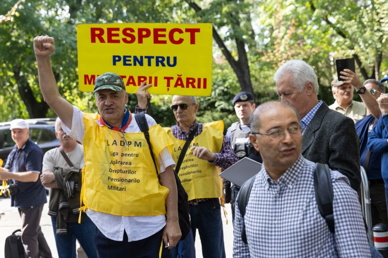 fanatik.ro: Ce se întâmplă cu recalcularea pensiilor de serviciu ale militarilor. Proiectul liberalilor, acuzat că acordă beneficii în plus unei categorii de bugetari