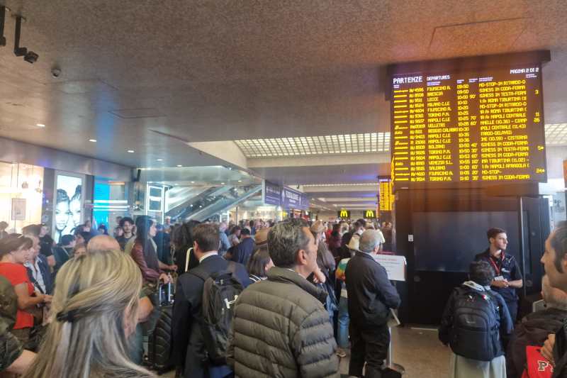 Aglomerație în gara din Roma. Foto: HotNews