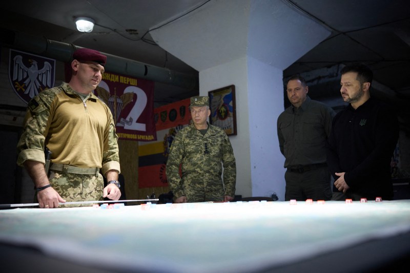 LIVE Război în Ucraina, ziua 955: Zelenski și Sîrskîi au vizitat zona Sumî / Ucrainenii spun că rușii au suferit pierderi mari ieri